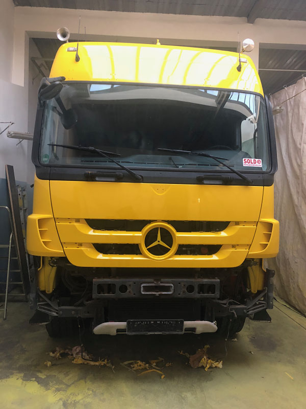 Renowacja samochodu ciężarowego - holownik Mercedes